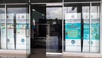 Pintu masuk bandara.