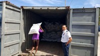 Menyusul terbitnya Pepres 70 Tahun 2017 tentang Penyelenggaraan Kewajiban Pelayanan Publik untuk Angkutan Barang dari dan ke Daerah Tertinggal, Terpencil, Terluar, dan Perbatasan, program tol laut nantinya tak hanya mengangkut bahan pokok saja, tetapi juga barang penting, mulai dari mie instan hingga barang elektronik. (Kemenhub).