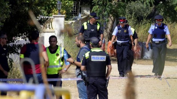 Polisi Spanyol menyisir lokasi rumah di Alcanar yang hancur usai dilanda ledakan hebat pada Rabu (16/8)