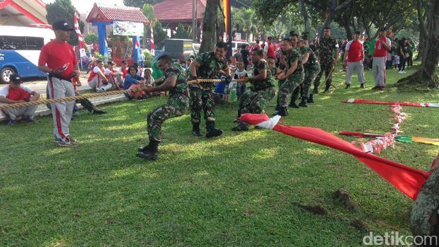  Prajurit Kopassus mengikuti lomba HUT Kemerdekaan RI, Sabtu (19/8/2017)