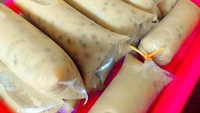 Es mambo ini jadi salah satu jajanan yang sangat populer zaman dulu. Bubur kacang ijo yang kemudian dimasukkan dalam plastik es mampu ini kemudian dibekukan. Bergizi dan juga murah! Foto: Istimewa