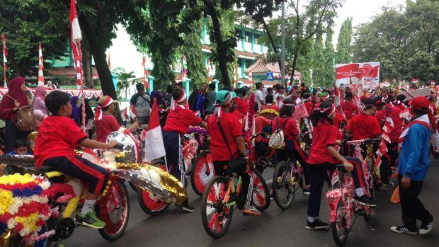 Ada karnaval dengan sepeda hias juga lho