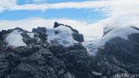 Terakhir, Pegunungan Tengah di Papua memiliki 3 puncak yang terselimuti es abadi yakni Puncak Jaya, Puncak Sumantri dan Puncak carstensz Timur. Rata-rata ketinggiannya 4.600 mdpl. Paling tinggi di sana dan salah satu Seven Summit (7 puncak tertinggi di 7 benua) dunia adalah Puncak Carstensz setinggi 4.884 mdpl yang sering hujan salju (Afif Farhan/detikTravel)