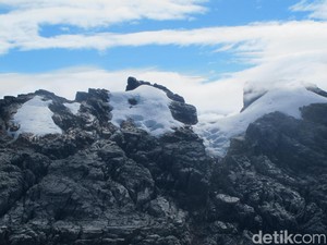 Kesulitan Mendaki Es Abadi Indonesia