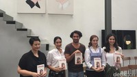 Reza Rahadian akan membintangi pertunjukan teater Perempuan Perempuan Chairil. Dalam pentas tersebut, ia didapuk untuk berperan sebagai tokoh utama, Chairil Anwar. (Foto: Happy Salma dan lainnya (Saras/detikHOT)