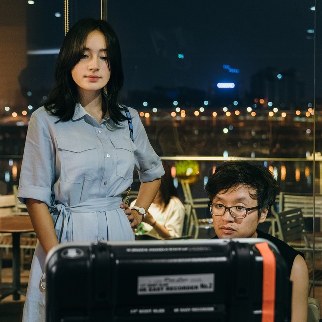 Pakai shirt dress warna biru pastel, gaya Tatjana terlihat chic dan casual. Foto: Instagram/tatjanasaphira