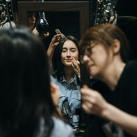 Sesi makeup sebelum syuting iklan. Riasan natural makin menonjolkan kecantikan kulit Tatjana. Foto: Instagram/tatjanasaphira