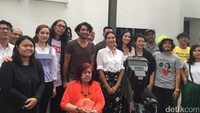 Menurut Happy Salma, kisah cinta Chairil adalah bagian yang paling cocok untuk diangkat ke dalam pentas. (Foto: Happy Salma dan lainnya (Saras/detikHOT)