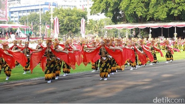 Saat Jokowi Terpukau Tari Jejer Kembang Menur Banyuwangi