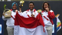 Beregu putri compound (Dellie Threesyadinda, Triya Resky Adriya, Rona Siska Sari) meraih medali perunggu saat berlomba di di Synthetic Turf Fild, kawasan Stadion Bukit Jalil, Kuala Lumpur, Kamis (17/8/2017). (Sigid Kurniawan/Antara Foto)