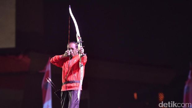 Aksi Jokowi saat memanah di countdown Asian Games 2018.