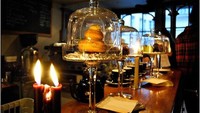 Horror Picture Tea di Paris hadirkan suasana misterius dan mistis. Tempatnya gelapa dengan nyala lilin dan studio tato jadi satu di dalamnya. Foto: Istimewa