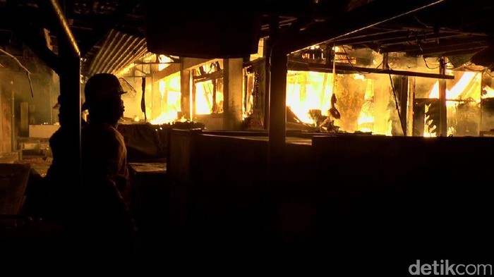 Kobaran Api di Pasar Pagi Kaliwungu Kendal Mulai Terlokalisir