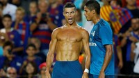 Cristiano Ronaldo baru-baru ini membuat heboh media sosial setelah perayaan golnya ke gawang Barcelona di ajang Spain Super Cup pekan lalu. Melepas seragam Real Madrid yang dikenakannya, ia memperlihatkan tubuh kekar dan juga perut six pack. (Foto: getty images)