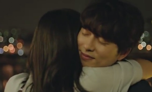 Senyum manis Gong Yoo saat memeluk Tatjana. Foto: istimewa