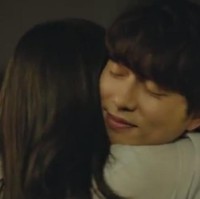 Senyum manis Gong Yoo saat memeluk Tatjana. Foto: istimewa