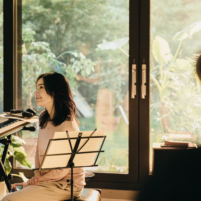 Iklan ASUS yang memperlihatkan kemesraan Tatjana Saphira dan Gong Yoo kini jadi perbincangan karena membuat para fans drama Korea baper. Dalam iklan, diceritakan kalau Tatjana dan Gong Yoo adalah sepasang kekasih. Foto: Instagram/tatjanasaphira