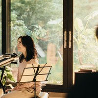 Iklan ASUS yang memperlihatkan kemesraan Tatjana Saphira dan Gong Yoo kini jadi perbincangan karena membuat para fans drama Korea baper. Dalam iklan, diceritakan kalau Tatjana dan Gong Yoo adalah sepasang kekasih. Foto: Instagram/tatjanasaphira