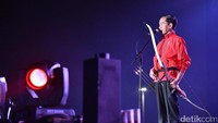 Dengan mengucap Bismillah, kita sambut 365 hari menjelang Asian Games ke-18 di tahun 2018, ucap Jokowi. 