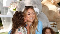 Pelantun Without You, Mariah Carey punya tahi lalat yang terletak di bibir kiri bawah, ini membuat wajahnya semakin manis. Foto: Instagram/mariahcarey.