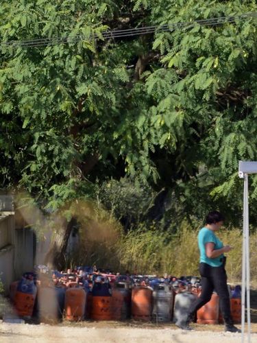 Tabung-tabung gas butana yang ditemukan di puing rumah yang menjadi 'pabrik bom' di Alcanar