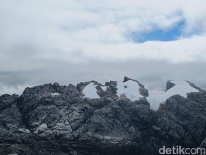 Penjelasan BMKG Mengenai Es Abadi Indonesia yang Akan Hilang