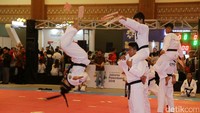 Atraksi pencak silat memeriahkan pembukaan Asian Games GOIFEX 2017.