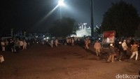 Peserta Milad FPI berdatangan ke acara. Banyak massa yang datang sejak sebelum subuh/Foto: Ahmad Bil Wahid/detikcom