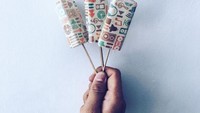 Es yang satu ini punya banyak rasa, salah satu diantaranya adalah cokelat, vanilla dan juga strawberry. Es ini diberi tusukan lidi sebagai pegangannya dan dibungkus dengan kertas kado. Jadi terlihat cantik! Foto: Istimewa