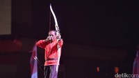 18 Agustus 2018. Jokowi meresmikan acara hitung mundur Asian Games 2018 di lapangan Tugu Monas dengan mengangkat busur dan mengarahkan anak panah ke arah papan target. (Foto: Biro Pers Setpres)