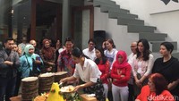 Chelsea Islan, Marsha Timothy, Reza Rahadian, Tara Basro, dan Sita Nursanti yang ikut berperan dalam pertunjukkan tersebut. (Foto: Happy Salma (Saras/detikHOT)