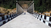Di sepanjang Jalan Trans Papua segmen I juga dibangun sejumlah jembatan. Dinding jembatan tersebut dicat dengan warna hitam dan putih. (BP Jalan Nasional XVII Manokwari-Papua Barat).