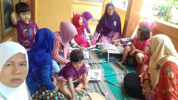 Bikin Kerajinan  dari  Koran Bekas  Wanita Ini Raup Omzet 