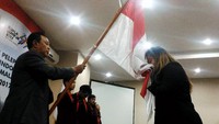 Atlet golf Indonesia mencium bendera merah putih saat acara pelepasan di Jakarta. (PB PGI).