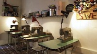 Mampir ke The Sweatshop di Paris, Anda bisa ngopi sambil jahit baju. Di tiap meja, coffee shop ini sediakan mesin jahit. Tak ada salahnya ngopi, nyantai sekaligus berkreativitas. Foto: Istimewa
