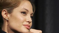 Tak hanya punya bibir yang seksi, Angelina Jolie juga terlihat mengagumkan dengan tahi lalat yang berada di atas alis matanya. Foto: Instagram/angelinajolieofficial