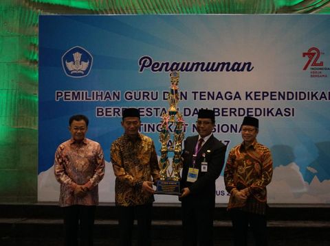Mendikbud beri penghargaan pada 108 guru dan tenaga kependidikan berprestasi 