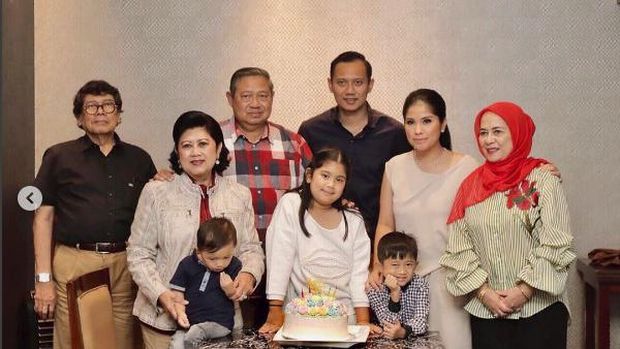 SBY berbaju merah. 