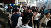Pengunjung hilir mudik dari satu stand ke stand lainnya.