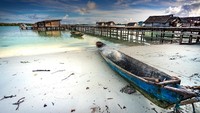Sementara itu, hukum Indonesia menyatakan orang asing tidak dapat secara resmi membeli pulau di negara ini. Aturan ini pun disiasati dengan meminta pemilik memperoleh minat pada PT Leadership Islands Indonesia (LII), sebuah perusahaan induk. Dari sana pemiliknya akan bebas mengembangkan pulau sesuai dengan keinginannya. 