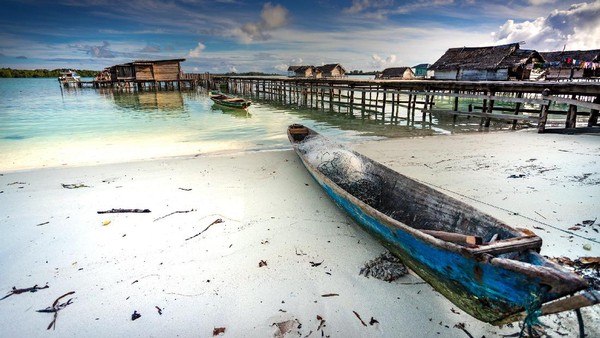 Sementara itu, hukum Indonesia menyatakan orang asing tidak dapat secara resmi membeli pulau di negara ini. Aturan ini pun disiasati dengan meminta pemilik memperoleh minat pada PT Leadership Islands Indonesia (LII), sebuah perusahaan induk. Dari sana pemiliknya akan bebas mengembangkan pulau sesuai dengan keinginannya. Sementara itu, hukum Indonesia menyatakan orang asing tidak dapat secara resmi membeli pulau di negara ini. Aturan ini pun disiasati dengan meminta pemilik memperoleh minat pada PT Leadership Islands Indonesia (LII), sebuah perusahaan induk. Dari sana pemiliknya akan bebas mengembangkan pulau sesuai dengan keinginannya.Â