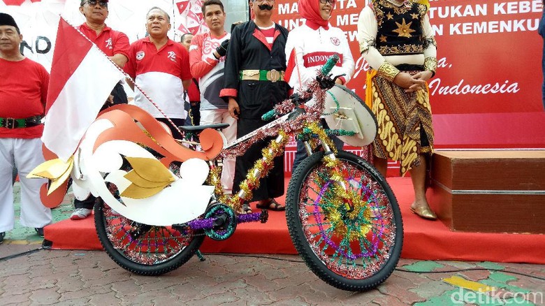 Begini Gaya Yasonna Hias Sepeda dari Jokowi Begini Gaya Yasonna Hias Sepeda dari Jokowi