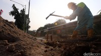 Seorang pekerja menggali lokasi yang akan dibangun pedestrian.