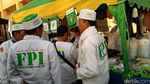 Foto: Massa FPI Simak Pesan Habib Rizieq dari Saudi