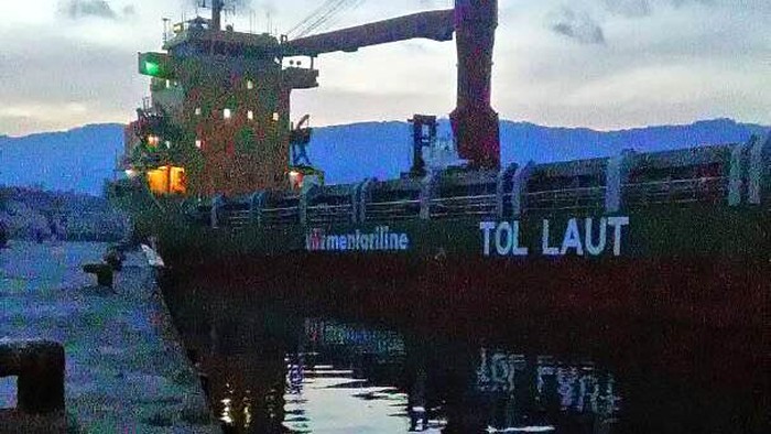 Program Tol Laut digulirkan Presiden Joko Widodo (Jokowi) untuk memangkas disparitas harga antara wilayah Barat dan Timur Indonesia, sekaligus mempercepat pembangunan di kawasan timur Indonesia dan pulau-pulau terluar. Program yang berlangsung sejak 2015 ini sukses menekan harga barang di beberapa daerah hingga 40%.
