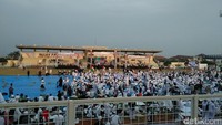 Suasana Milad FPI ini cukup semarak. Para peserta menyimak dengan seksama pesan-pesan yang disampaikan Imam Besar FPI melalui sambungan telepon. Habib Rizieq saat ini tengah berada di Arab Saudi/Foto: Ahmad Bil Wahid/detikcom