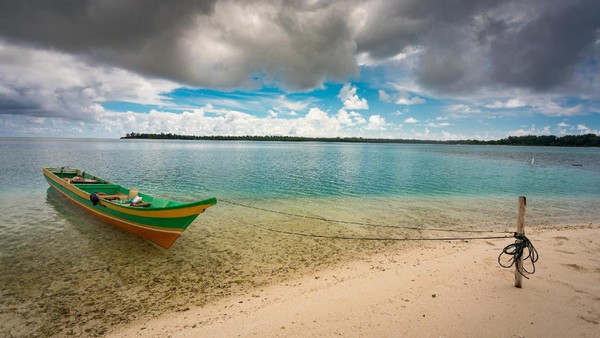 Dalam lelang itu, penawar diminta memberikan deposit USD 100 ribu (Rp 1.621.600.000) untuk membuktikan keseriusan. Kepulauan Widi disebutkan terdiri atas 100 pulau lebih di Segitiga Terumbu Karang yang luasnya mencapai 10 ribu hektare. Dalam lelang itu, penawar diminta memberikan deposit USD 100 ribu (Rp 1.621.600.000) untuk membuktikan keseriusan. Kepulauan Widi disebutkan terdiri atas 100 pulau lebih di Segitiga Terumbu Karang yang luasnya mencapai 10 ribu hektare.Â
