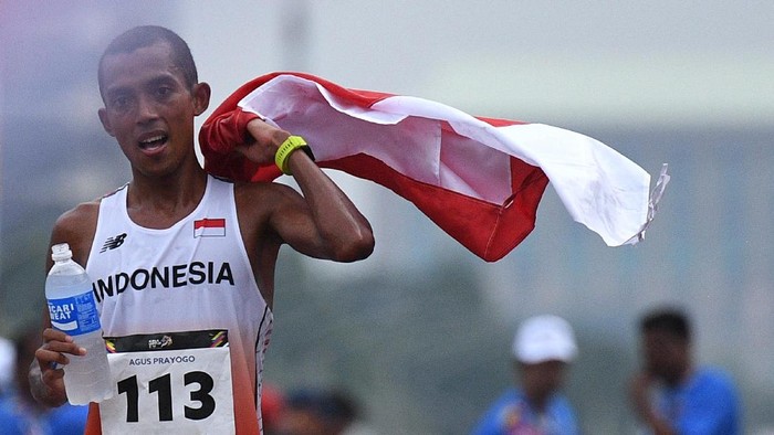 AGUS PRAYOGO RAIH PERAK MARATHON Pelari Indonesia Agus Prayogo membawa bendera Merah-Putih usai memasuki garis finish dalam nomor marathon SEA Games XXIX Kuala Lumpur di Putrajaya, Malaysia, Sabtu (19/8). Agus meraih medali perak dengan catatan waktu dua jam 27 menit 16 detik sementara emas diraih pelari Singapura Soh Rui Yong dengan waktu dua jam 24 menit 55 detik dan perunggu diraih pelari Malaysia Muhaizar dengan dua jam 35 menit 05 detik. ANTARA FOTO/Sigid Kurniawan/foc/17.