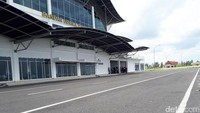 Landasan pacu Lanud Ranai dibangun pada 1980-an, dengan luas terminal 243 m2 dan lebar landasan 32 meter. Kini Kementerian Perhubungan telah membangun terminal baru  dengan luasnya menjadi 3.865 m2 dan lebar landasan pacu 45 m.