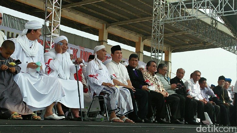 Tommy Soeharto Juga Hadiri Milad FPI di Stadion Muara Kamal Tommy Soeharto Juga Hadiri Milad FPI di Stadion Muara Kamal